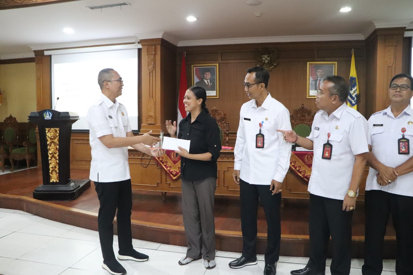 podiumnews.com-Sekda Surya Suamba Serahkan Santunan Pensiun KORPRI